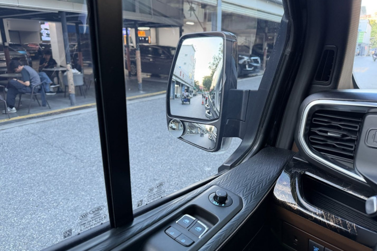 钧天黑武士Youth 2025款 2.0T 汽油巅峰版局部细节9004