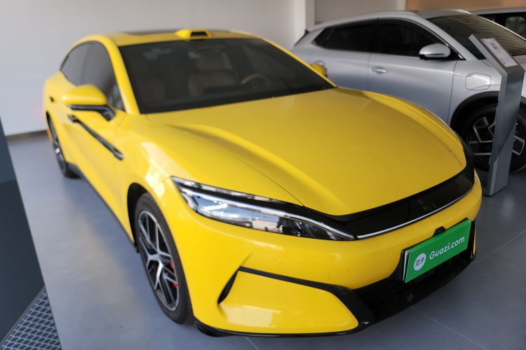 比亚迪 汉L 2025款 DM-p 四驱激光雷达旗舰型车身外观3