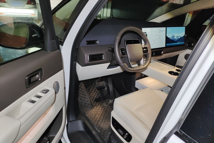 理想汽车 理想MEGA 2024款 Ultra中控内饰20