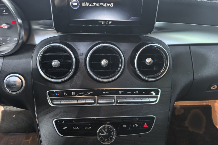 奔驰C级 2017款 改款 C 180 L 时尚型运动版中控内饰7008