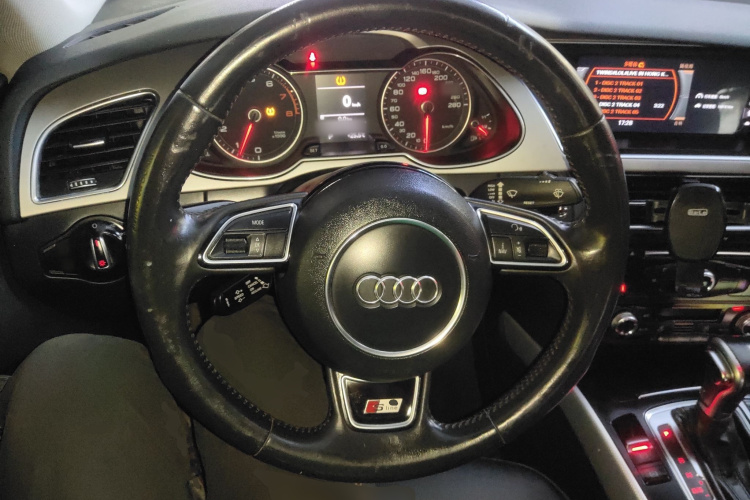 奥迪A4L 2015款 35 TFSI 自动标准型中控内饰13