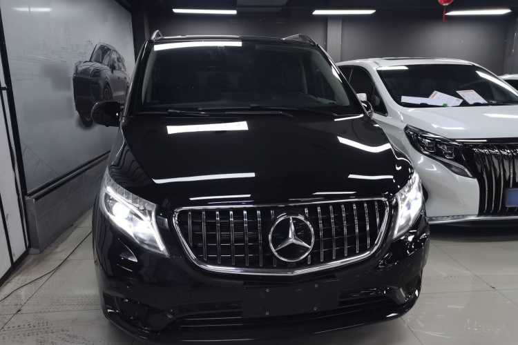 奔驰 威霆 2023款 2.0T 精英版 7座车身外观2