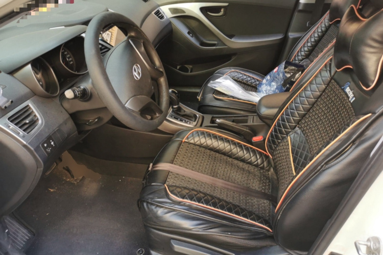 现代 朗动 2015款 1.6L 自动时尚型中控内饰19