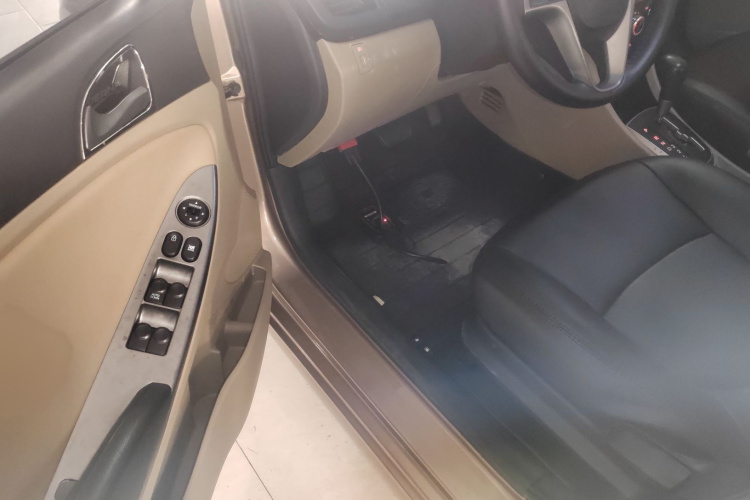 现代 瑞纳 2014款 1.4L 自动智能型GLS中控内饰7003