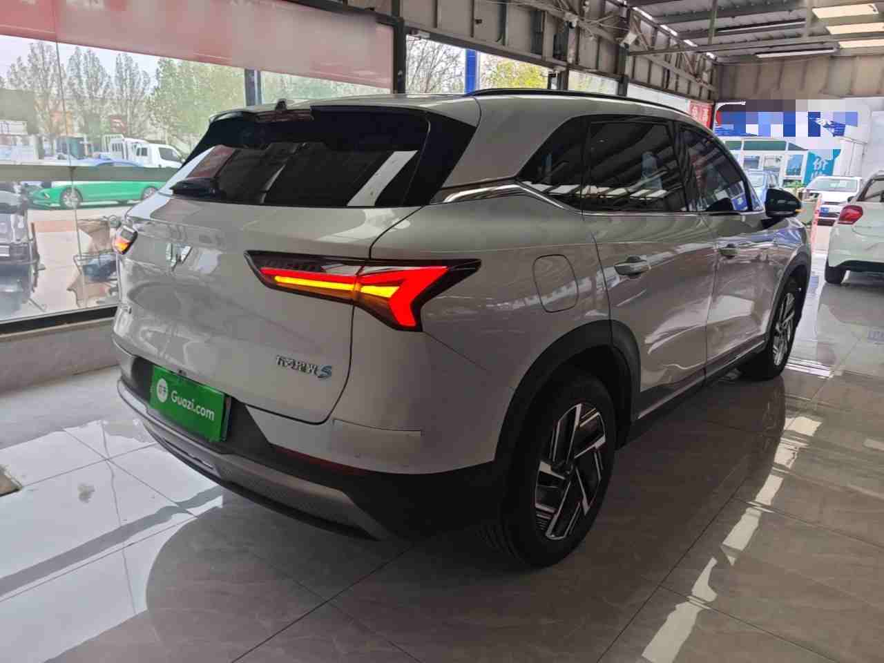 车辆右后45度外观展示
