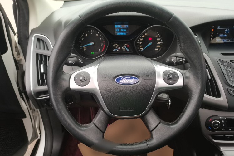 福特 福克斯 2012款 三厢 1.6L 自动风尚型中控内饰13