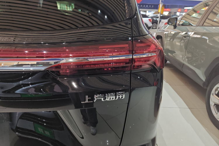 别克 2025款 昂科威Plus 28T 两驱白金版车身外观9