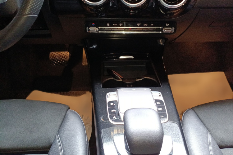 奔驰A级 2019款 A 200 L 运动轿车局部细节18