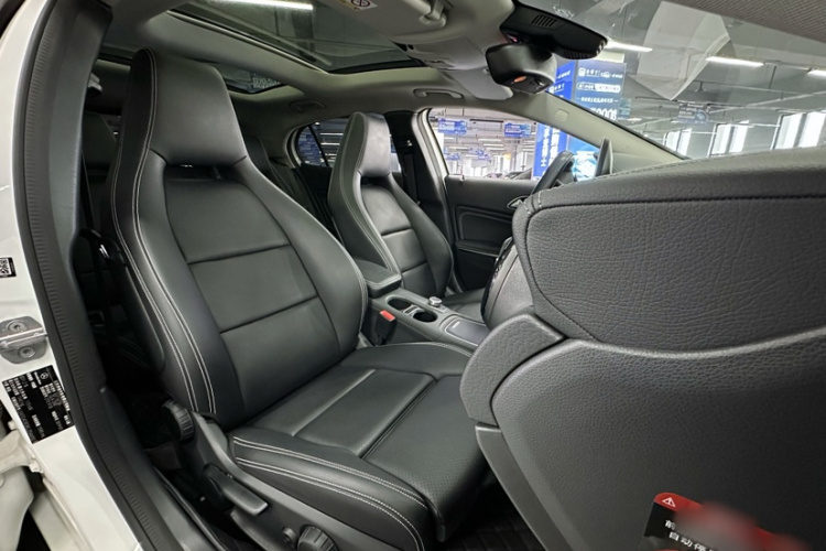 奔驰GLA 2019款 GLA 200 时尚型中控内饰7004