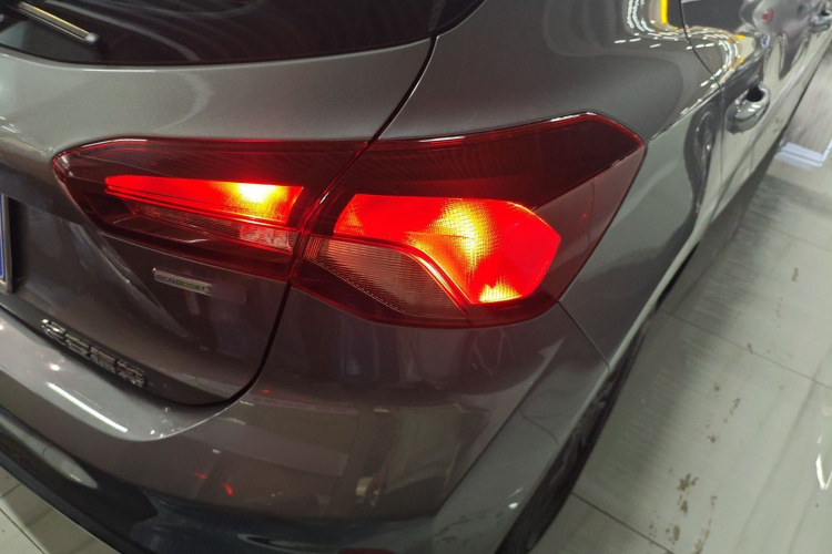 福特 福克斯 2022款 两厢 EcoBoost 180 自动竞速版车身外观9