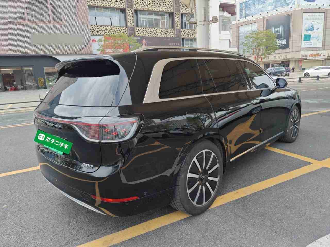 车辆右后45度外观展示