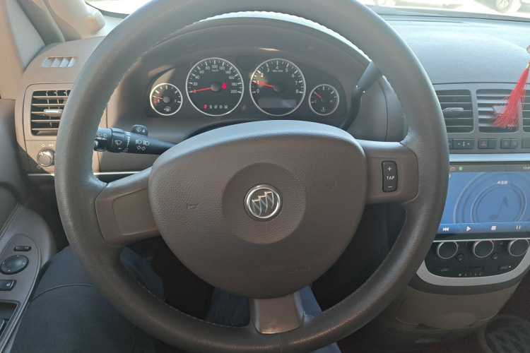 别克GL8 2014款 2.4L 经典版中控内饰13