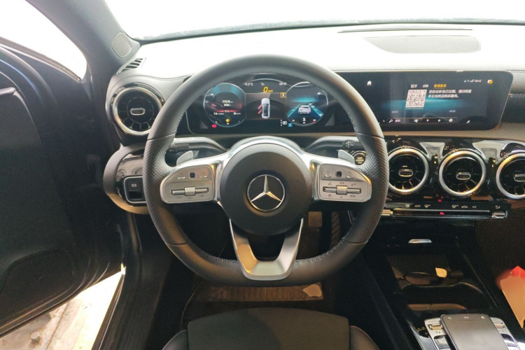 奔驰A级 2019款 A 200 L 运动轿车中控内饰13