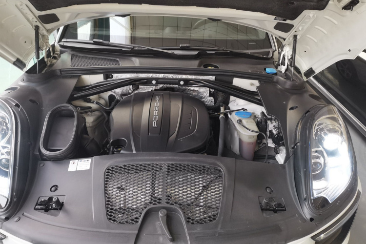 保时捷 2017款  Macan 2.0T机舱底盘24