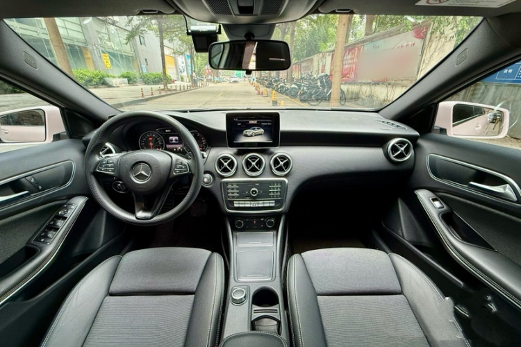 奔驰A级(进口) 2016款 A 180中控内饰7004