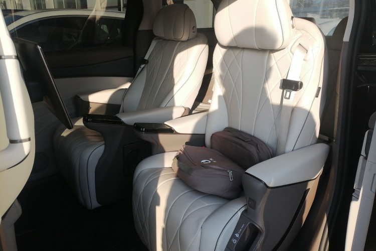 腾势D9 2022款 DM-i 970 四驱旗舰型中控内饰21