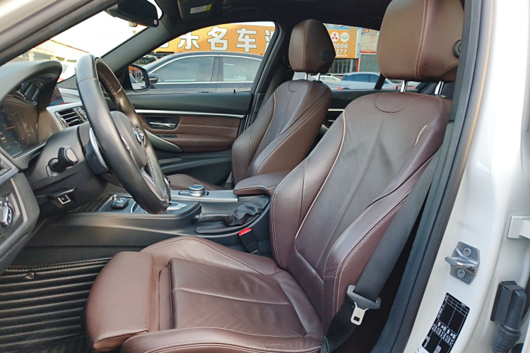 宝马3系 2019款 320i M运动曜夜版中控内饰19