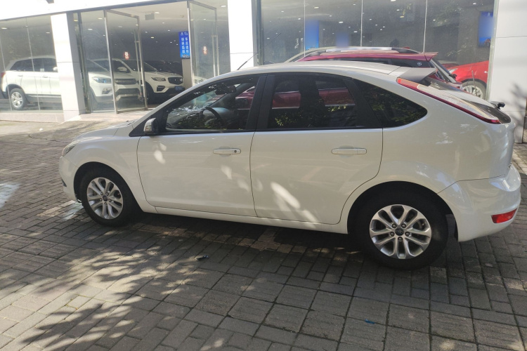 福特 福克斯 2013款 两厢经典 1.8L 自动基本型车身外观4