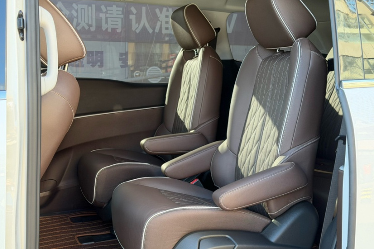 别克GL8 2021款 陆上公务舱 652T 豪华型中控内饰7004