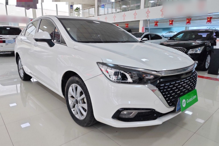 北京汽车 北京U5 2020款 1.5L 手动尊贵版 国VI车身外观3