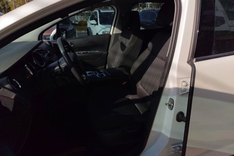 标致3008 2016款 1.6THP 自动经典版中控内饰19