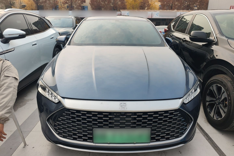 比亚迪 秦PLUS 2024款 荣耀版 DM-i 55KM领先型车身外观2
