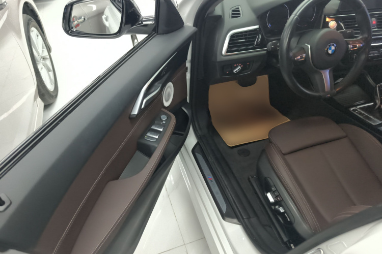 宝马1系 2023款 120i M运动曜夜版中控内饰20