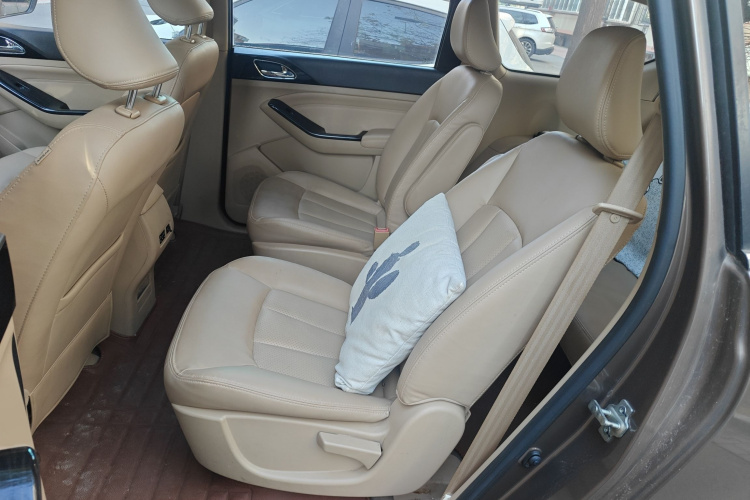 宝骏730 2014款 1.5L 手动舒适ESP版 7座中控内饰7004