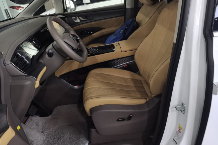 腾势D9 2023款 DM-i 965 尊享型中控内饰19