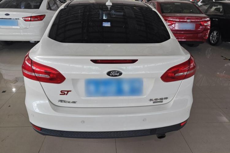 福特 福克斯 2018款 三厢经典 EcoBoost 180 自动精英型车身外观6