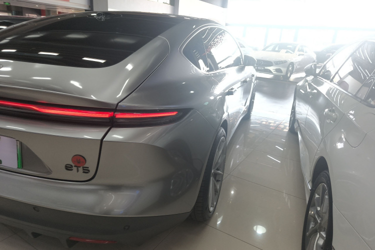 蔚来ET5 2022款 75kWh车身外观9