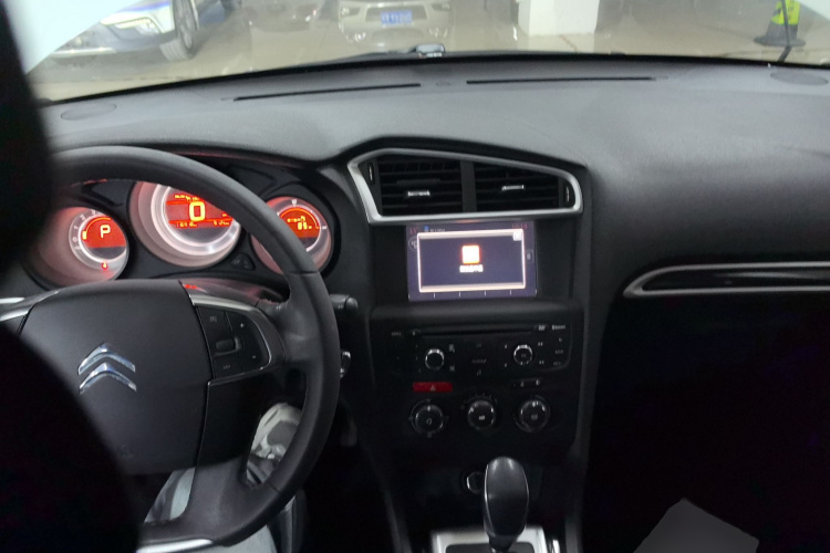 雪铁龙C4L 2015款 1.2T 自动豪华版中控内饰7002