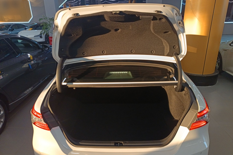 丰田 凯美瑞 2021款 2.0G 豪华版机舱底盘23