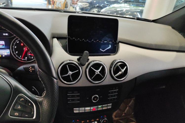 奔驰B级 2018款 B 200 时尚型局部细节16