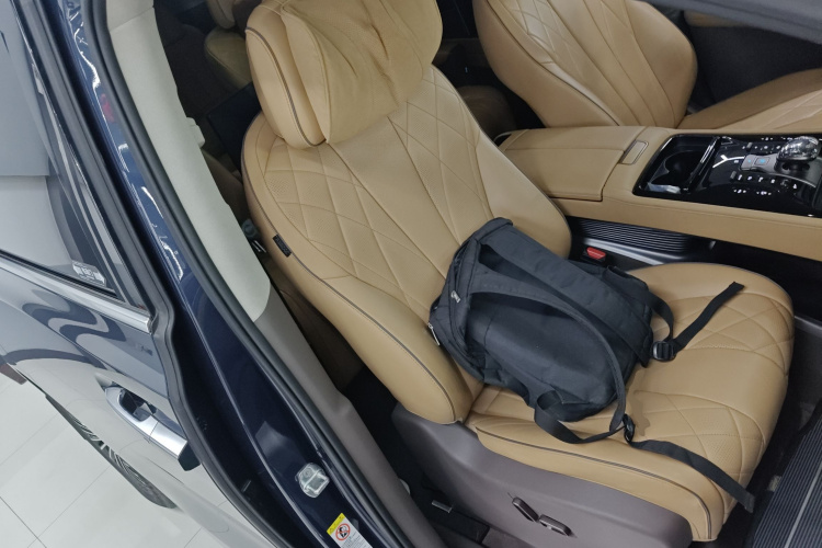 腾势D9 2022款 DM-i 970 四驱旗舰型局部细节41