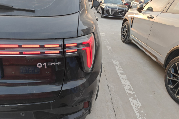 领克01 2023款 1.5TD EM-F PM车身外观9