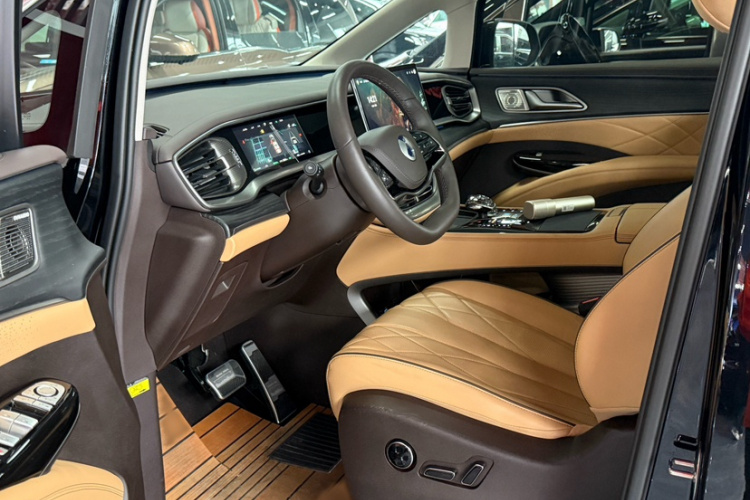 腾势D9 2024款 DM-i 980 四驱尊荣型中控内饰7006