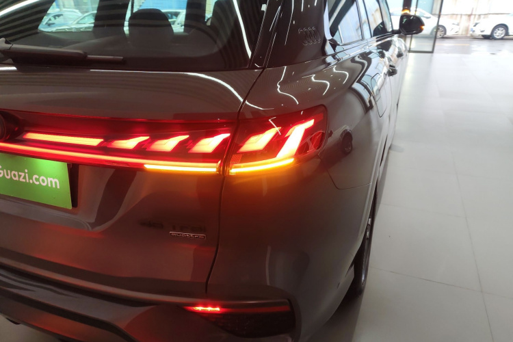 奥迪Q6 2023款 45 TFSI quattro 齐云型 飞骑套装车身外观9