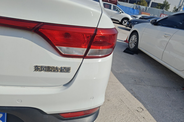 起亚K2 2017款 三厢 1.4L MT GLS车身外观9