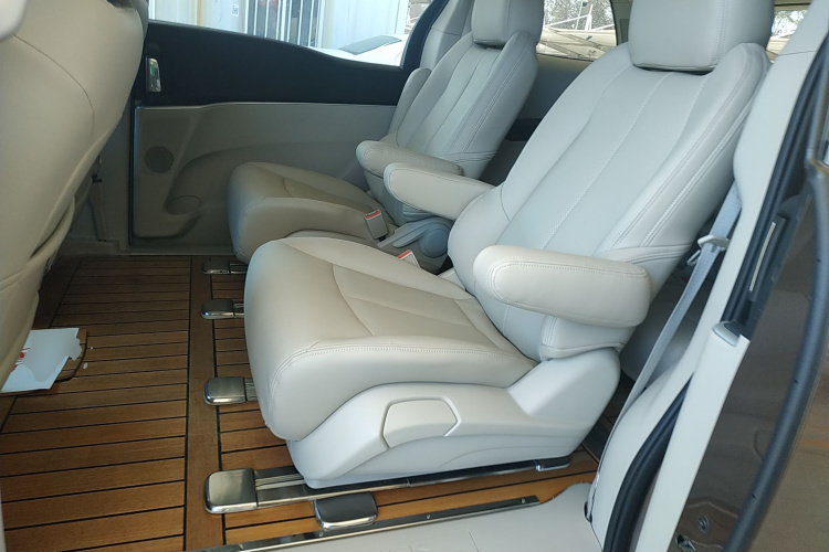 别克GL8 2021款 陆上公务舱 652T 舒适型中控内饰7004