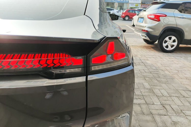 深蓝汽车 深蓝SL03 2023款 135Plus增程版车身外观9