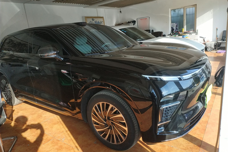 星途 星纪元 ET 2025款 增程 265 Max两驱城区辅助驾驶车身外观3