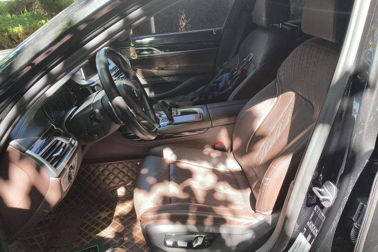 宝马7系 2018款 740Li 领先型 M运动套装中控内饰19