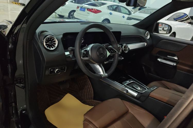 奔驰GLB 2024款 改款 GLB 220 动感型中控内饰7003