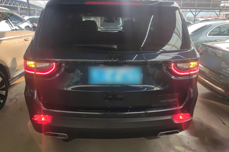 Jeep 大指挥官 2020款 2.0T 四驱夜鹰版车身外观6