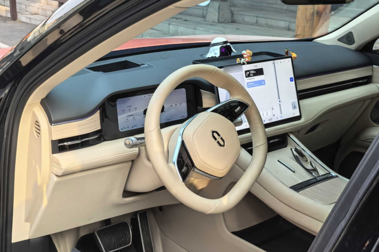 鸿蒙智行 问界M5 2025款 增程 Ultra 后驱版中控内饰7001