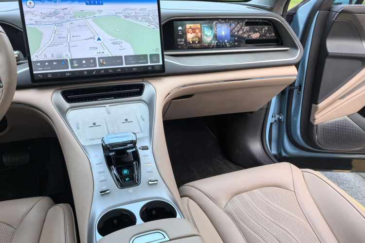 腾势N7 2025款 630 四驱智驾双激光旗舰版中控内饰7008