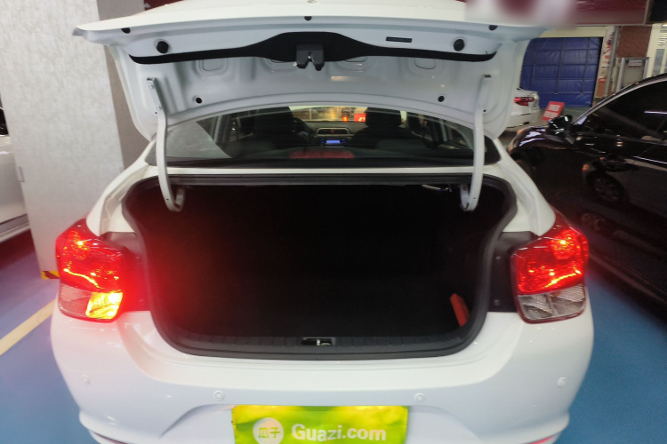 现代 瑞纳 2017款 1.4L 手动焕新版 国V机舱底盘23