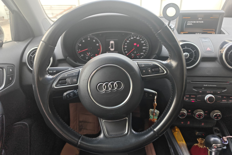 奥迪A1 2014款 30 TFSI Sportback舒适型中控内饰13