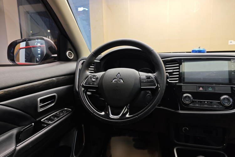 三菱 欧蓝德 2019款 2.0L 两驱畅享版 5座 国V中控内饰7005